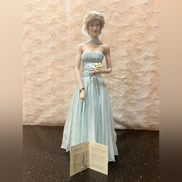 Franklin Mint 1998 Princess Diana porcelain doll in original box. - Picture 2 of 4